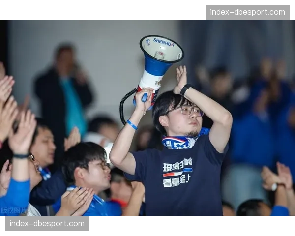 场边镜头：看到球队错失良机，客队看台远征球迷抱头叹息