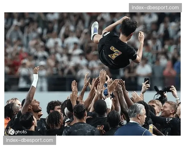 镜头捕捉：热刺vs西汉姆联比赛中，孙兴慜为倒地的小将递上水瓶